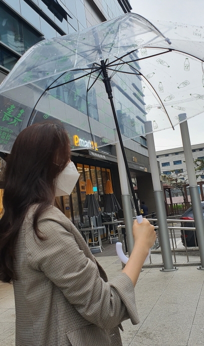 이마트24는 장수막걸리병이 그려진 우산을 선보였다. 사진=이마트24