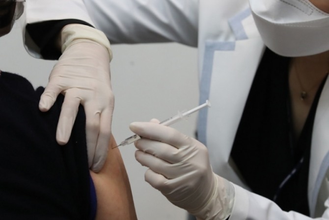 10일 오전 서울 코로나19 백신 예방접종센터에서 한 어르신이 백신을 맞고 있다. 사진=뉴시스