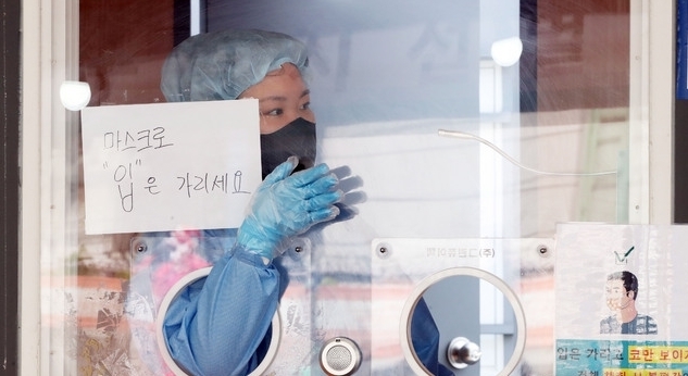 지난 11일 서울 중구 서울역광장에 마련된 코로나19 중구임시선별검사소 모습 사진=뉴시스 