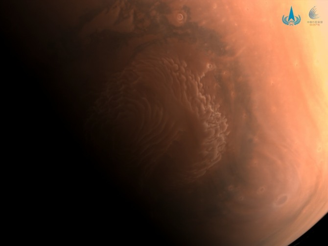 중국국가우주국(CNSA)이 지난 3월 4일 공개한 화성 사진. 이 사진은 중국 첫 화성탐사선 톈원(天问) 1호가 촬영한 것이다.  사진=뉴시스