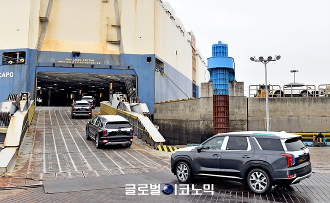 현대차가 지난 15일 평택항에서 DR콩고로 수출되는 대형 SUV 팰리세이드 500대 중 1차 선적 분 250대를 선적했다. 사진=현대차