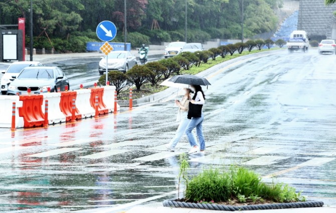  전국이 흐리고 비가 내린 16일 서울 종로구 일대에서 시민들이 발걸음을 옮기고 있다. 사진=연합뉴스