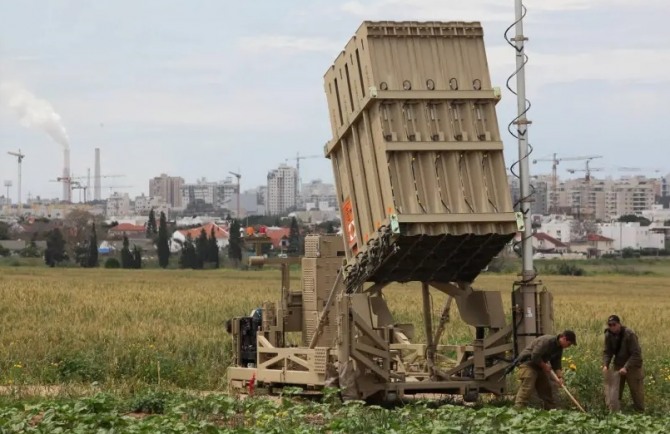 이스라엘군 병사들이 아이언돔 요격미사일 발사대 주변에서 작업하고 있다. 사진=예루살렘포스트