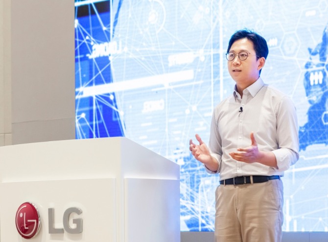 배경훈 LG AI연구원장이 17일 비대면 방식으로 진행된 'AI 토크 콘서트'에서 초거대 인공지능(AI) 개발에 1억 달러를 투자한다고 발표하고 있다. 사진=LG전자