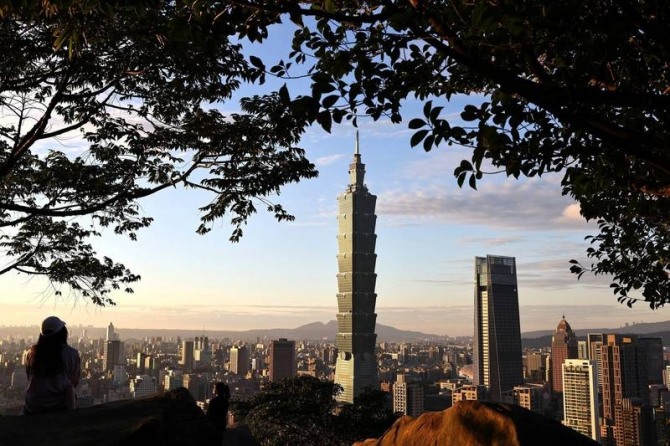 코로나 확산세로 대만 가권지수가 4% 가까이 하락했고, 중국증시는 4월 경제데이터 발표로 상승세를 보였다. 사진=로이터