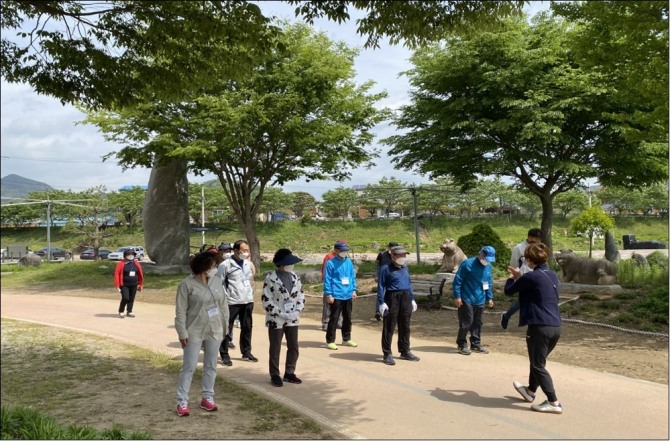 전남 곡성군 석곡면 상인들이 함께 건강걷기를 하고 있다. /곡성군 제공