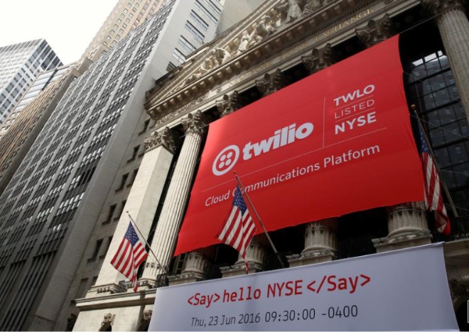 2016년 6월 23일 뉴욕 증권거래소(NYSE) 전면에 트윌리오의 기업공개(IPO)를 알리는 현수막이 걸려 있다.      사진=로이터