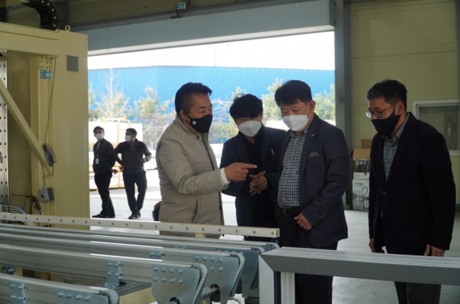 안흥국 한샘 리하우스사업본부 사장(오른쪽에서 두 번째)이 완성창 자동화 라인을 살펴보고 있다. 사진=한샘