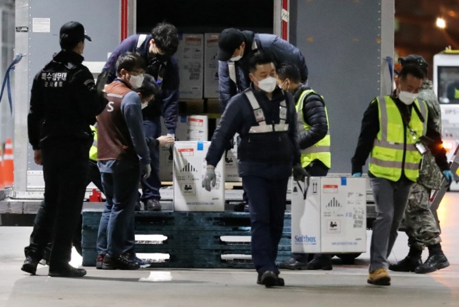 화이자 백신 43만6000회분이 5일 새벽 인천국제공항 화물터미널에 도착해 운송 차량으로 옮겨지고 있다. 사진=뉴시스