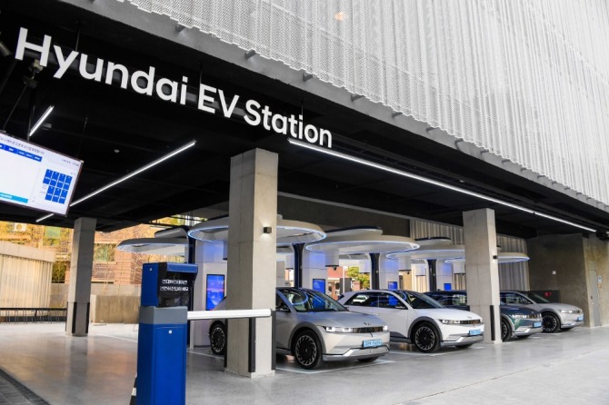 아이오닉 5가 서울 강동구 현대자동차 전기차 충전소 'EV 스테이션 강동'에서 충전하고 있다.  사진=현대차