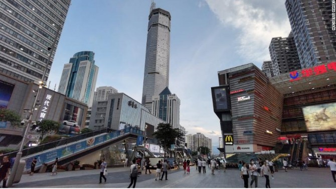 291m 높이의 중국 선전의 SEG 플라자가 화창한 날씨에 지진이 발생하지 않았음에도 불구하고 흔들렸다.