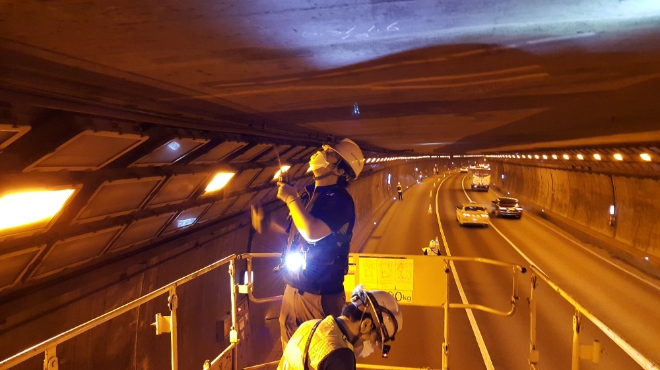 국토안전관리원 관계자들이 터널 내부를 정밀안전진단하는 모습. 사진=국토안전관리원 