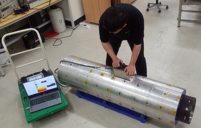 한국원자력연구원 관계자가 '보온재 비해체식 배관손상 평가기술'로 보온재를 해체하지 않고 배관 속을 검사하고 있다. 사진=한국원자력연구원 