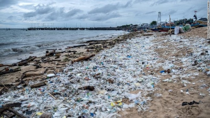 인도네시아 발리의 끄동안 해변에 밀려온 플라스틱 쓰레기들. 미국 엑슨모빌, 중국 시노펙 등 세계 20개 석유화학 기업이 전세계에서 발생하는 일회용 플라스틱의 절반 이상을 차지한다는 조사결과가 나왔다. 사진=CNN