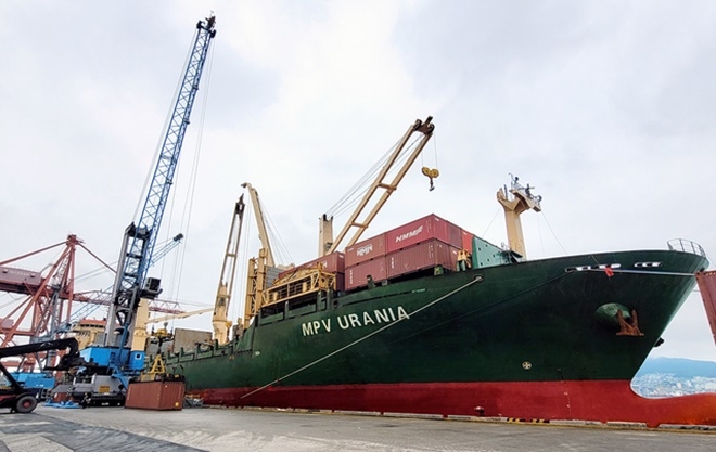 부산항에서 출항을 준비하고 있는 1800TEU급 다목적선 MPV(multi-purpose vessel) '우라니아(Urania)호'가 수출기업 화물을 싣고 있다. 사진=HMM·뉴시스