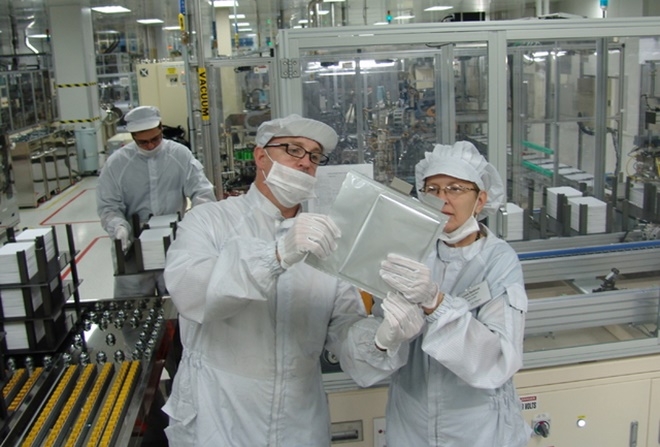 LG에너지솔루션 직원들이 미국 미시간주(州) 공장 생산라인에서 제품을 점검하고 있다. 사진=뉴시스