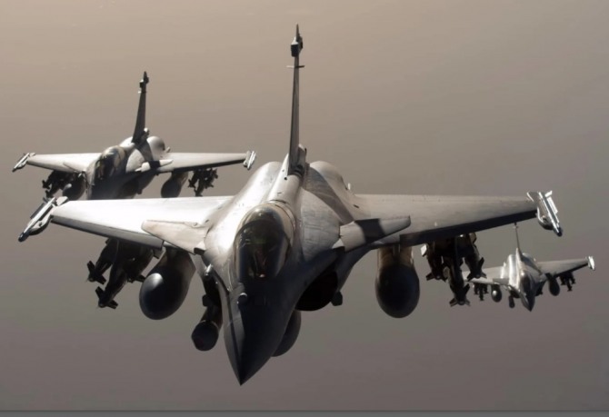 프랑스 닷소그룹이 생산하는 '라팔 전투기'가 편대 비행을 하고 있다. 사진=닷소