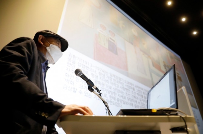 윤범모 국립현대미술관장이 서울 국립현대미술관 영화관에서 '이건희 컬렉션' 관련 간담회를 갖고 주요 작품과 향후 계획을 밝히고 있다. 뉴시스