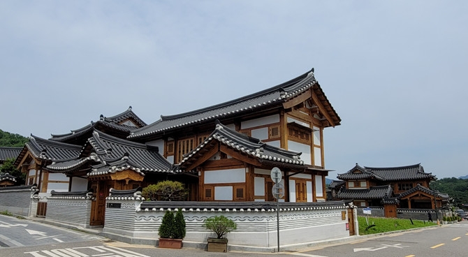 우아한 한옥의 아름다움을 간직한 은평 한옥마을의 한옥 모습. (사진=최환금 전문기자)