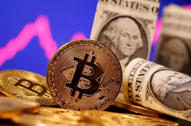 달러화와 가상화폐 이미지. 사진=로이터