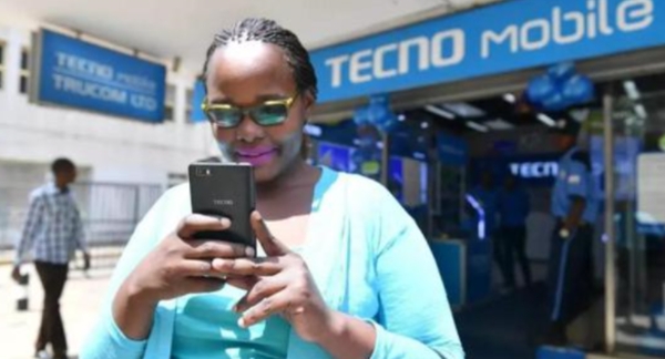 한 케냐 여성이 스마트폰을 이용하고 있는 모습. 사진=시나탓컴 캡처