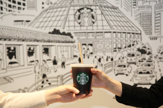 스타벅스가 2025년까지 전국 매장의 일회용컵을 리유저블컵으로 대체한다. 사진=스타벅스코리아