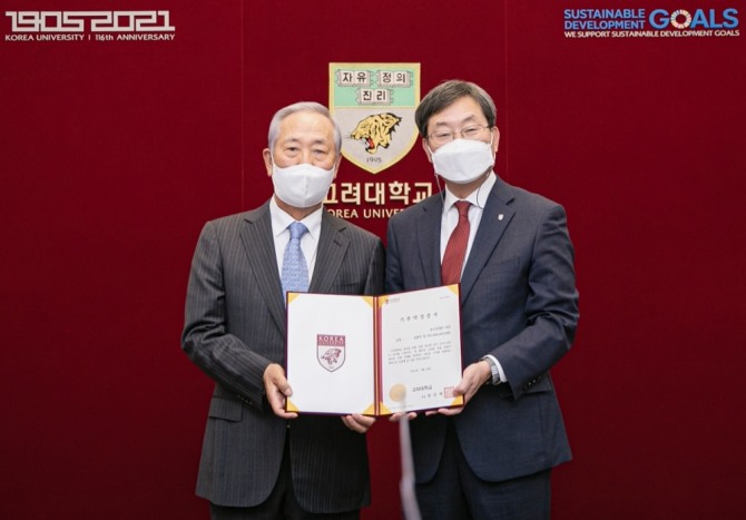 24일 서울 안암동 고려대 본관 총장실에서 열린 ‘포니정장학재단 한국학 장학·연구기금 기부 협약식’에서 김철수(왼쪽) 재단 이사장과 정진택 고려대 총장이 기념사진을 찍고 있다.  사진=포니정재단