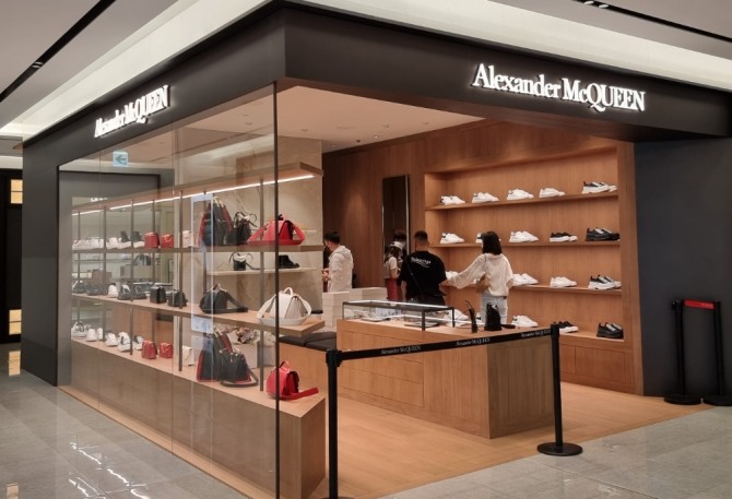 신세계면세점이 명동점에 '알렉산더 맥퀸' 매장을 개점했다. 사진=신세계면세점
