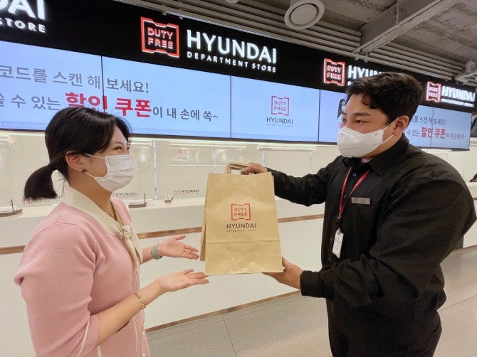 현대백화점면세점이 오는 6월부터 비닐백 사용을 전면 중단한다. 사진=현대백화점면세점