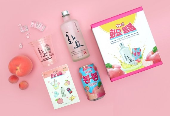 화요는 젊은 홈술족을 겨냥해 해태htb의 복숭아봉봉과 협업한 '화요 봉봉 세트'를 내놨다. 사진=화요