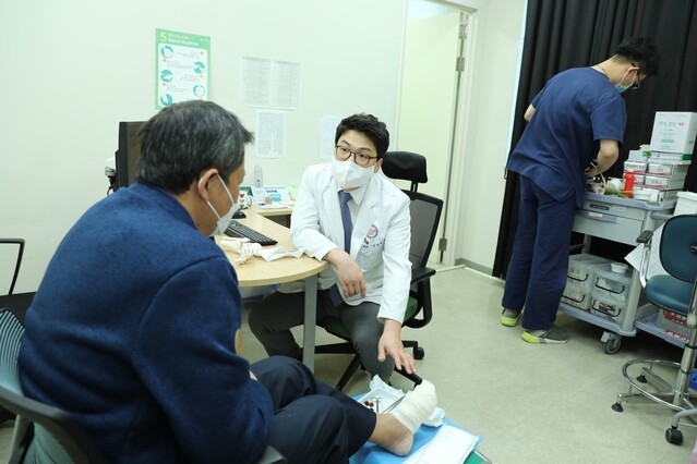 김성재 한림대학교동탄성심병원 당뇨발센터장이 진료하는 모습. 사진=한림대학교동탄성심병원