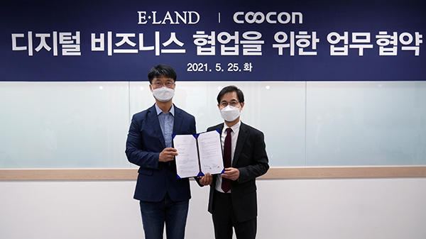 양호석 이랜드월드 최고기술책임자(CTO)와 김종현(오른쪽) 쿠콘 대표가 협약 체결 후 촬영하고 있다.