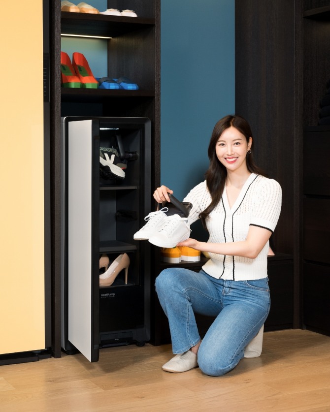 삼성전자 모델이 삼성디지털프라자 강남본점에서 탈취ㆍ건조ㆍ살균을 통해 신발을 최적 상태로 관리해 주는 신발관리기 ‘비스포크 슈드레서’를 소개하고 있다.  사진=삼성전자