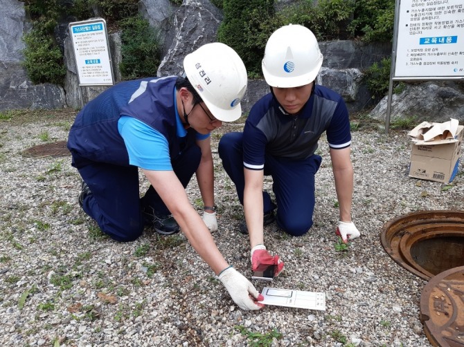 삼천리 직원이 정압기에 설치된 시설물 정보에 NFC 태깅으로 시설물 위치 조회와 점검결과를 전송하고 있다. 사진=삼천리