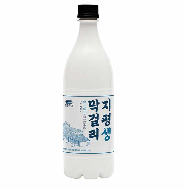 지평주조의 '지평 생 쌀막걸리'는 국산 쌀을 사용해 풍성한 맛을 자랑한다. 사진=지평주조