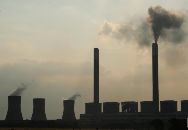남아프리카 공화국 음푸말랑가주의 국영 전력회사 에스콤이 소유한 두바 석탄 기반 발전소에서 연기가 피어오르고 있다.    사진=로이터
