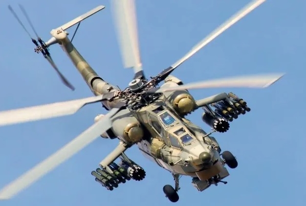 러시아가 자랑하는 대형 공격헬기 Mi-28NM이 각종 미사일과 로켓탄으로 무장한 채 비행하고 있다.사진=디펜스월드