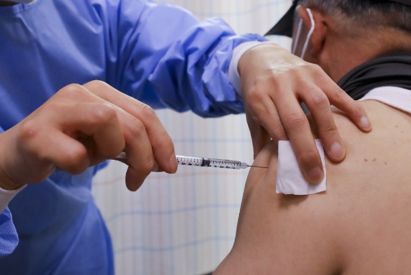 서울 중구 인제대학교 백병원을 찾은 한 시민이 아스트라제네카 백신 접종을 받고 있다. 사진=뉴시스