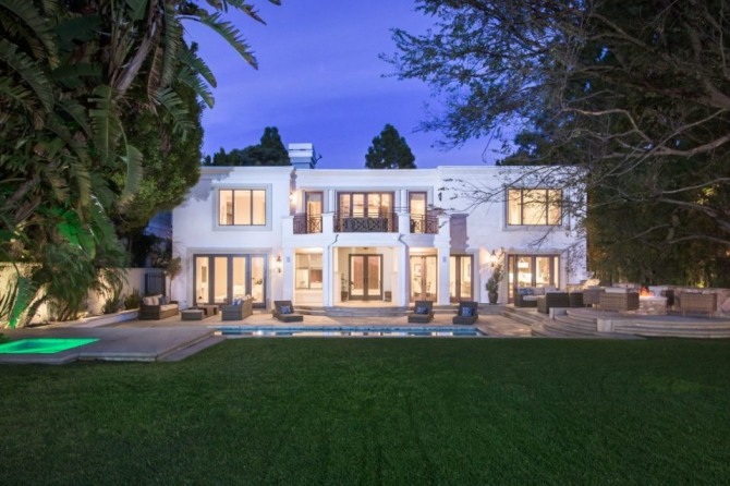 미국 배우 겸 방송인 애드 맥마흔이 소유했던 비벌리힐스의 튜더 스타일 저택이 최근  679만 5천 달러(약 76억 원)에 부동산 시장에 나왔다.