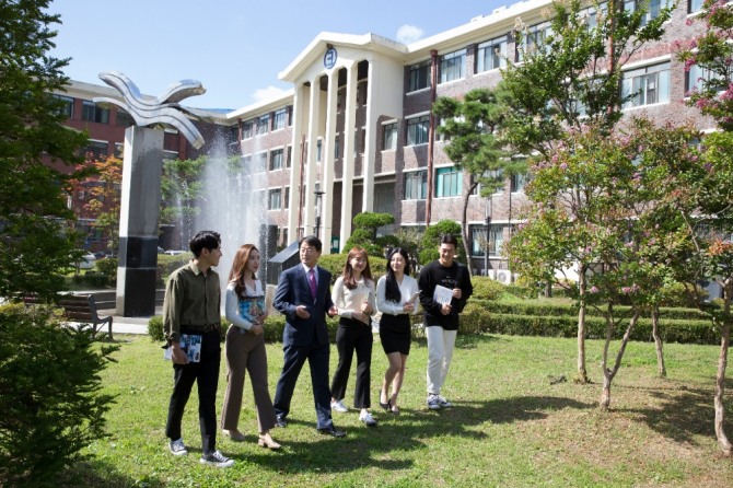 중부대학은 보건 간호학과의 금산캠퍼스와 ICT문화 중심의 고양캠퍼스로 운영되고 있다. 엄상현 총장이 학생들과 대화를 나누며 캠퍼스를 걷고 있다.