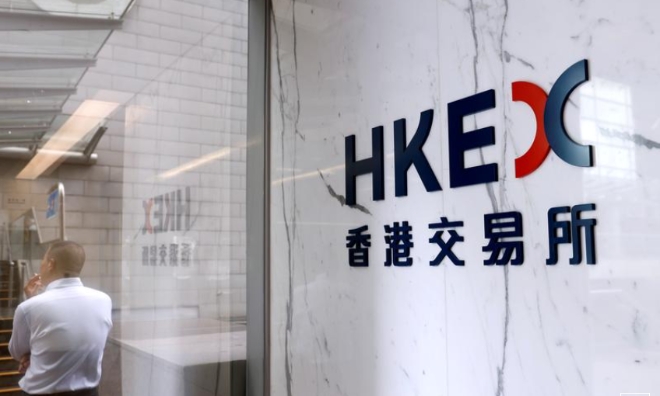중국 홍콩 금융 중앙지구에 있는 홍콩거래소(HKEX)의 로고     사진=로이터