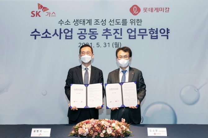 윤병석(왼쪽) SK가스 대표와 김교현 롯데케미칼 대표가 31일 국내 수소 생태계를 조성하기 위한 공동업무 협약을 하고 있다. 사진=롯데케미칼
