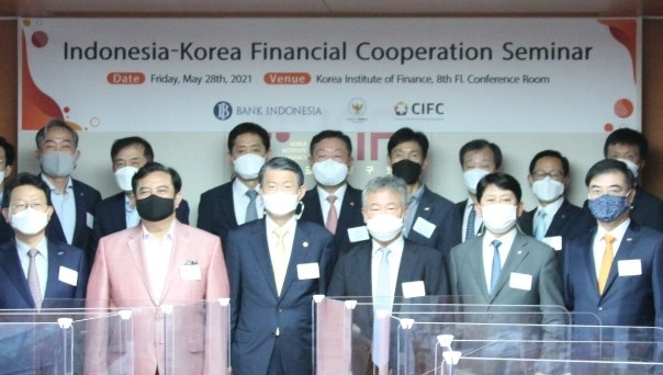 지난 28일 서울 중구 한국금융연구원에서 열린 해외금융협력협의회 주관 '한국 - 인도네시아 금융협력세미나 행사'에서 유광열 서울보증보험 대표이사(앞줄 오른쪽에서 두 번째)와 관계자들이 기념사진을 찍고 있다. 사진=서울보증보험