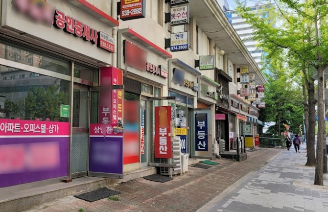 전월세신고제가 6월1일부터 시행되는 가운데 한 아파트 상가에 공인중개사무소가 밀집해 있다. 사진은 기사 특정사실과 무관함. 사진-최환금 전문기자