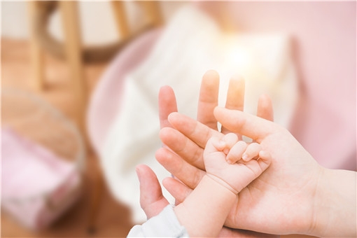 중국 공산당 중앙정치국은 출산율을 높이기 위해 세 자녀 정책을 시행하겠다고 발표했다.