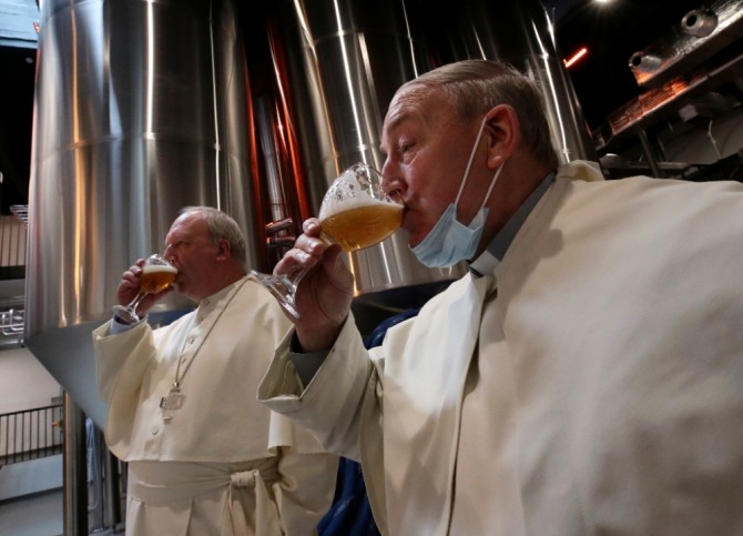 덴마크 맥주 회사 칼스버그(Carlsberg)가 900년 역사를 가진 그림베르겐(Grimbergen) 수도원 양조장에서 제조한 맥주를 선보인다. 사진=로이터통신 