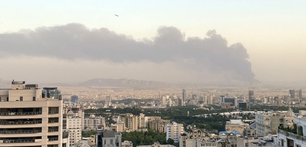 이란 수도 테헤란 정유공장 화재로 검은 연기가 테헤란 시내에 뒤덮인 모습. 사진=국영 IRNA 캡처