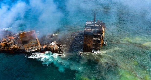 스리랑카에서 컨테이너선 침몰로 생태계 재앙이 우려되고 있다.