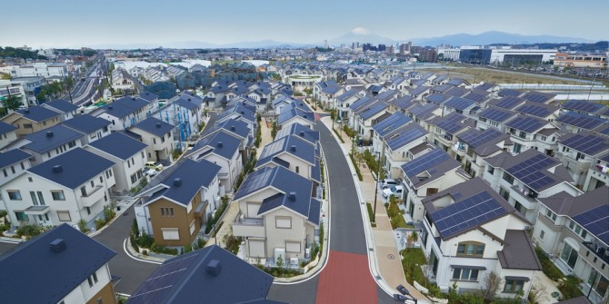 일본 정부가 2050년까지 탄소제로 목표를 위해 모든 신축 공공건물에 태양광 전지판 설치 의무화 계획을 발표했다. 사진=EcoFortis
