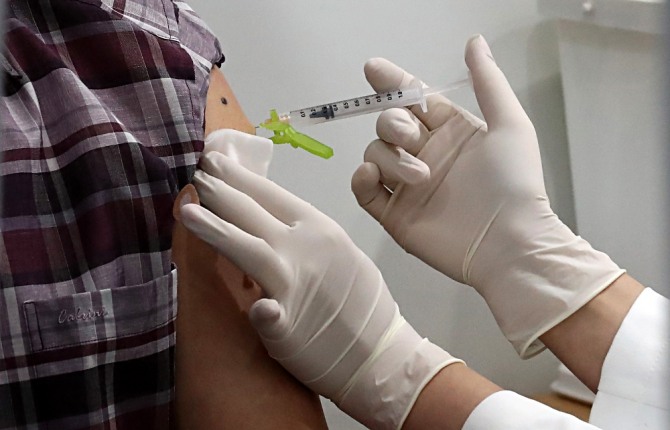 코로나19 예방접종센터에서 한 어르신이 백신을 접종하고 있다. 사진=뉴시스